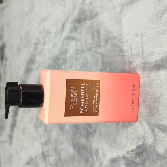 Discontinued Victoria Secret Bombshell Sundrenched LOTION - Picture 2 of 3